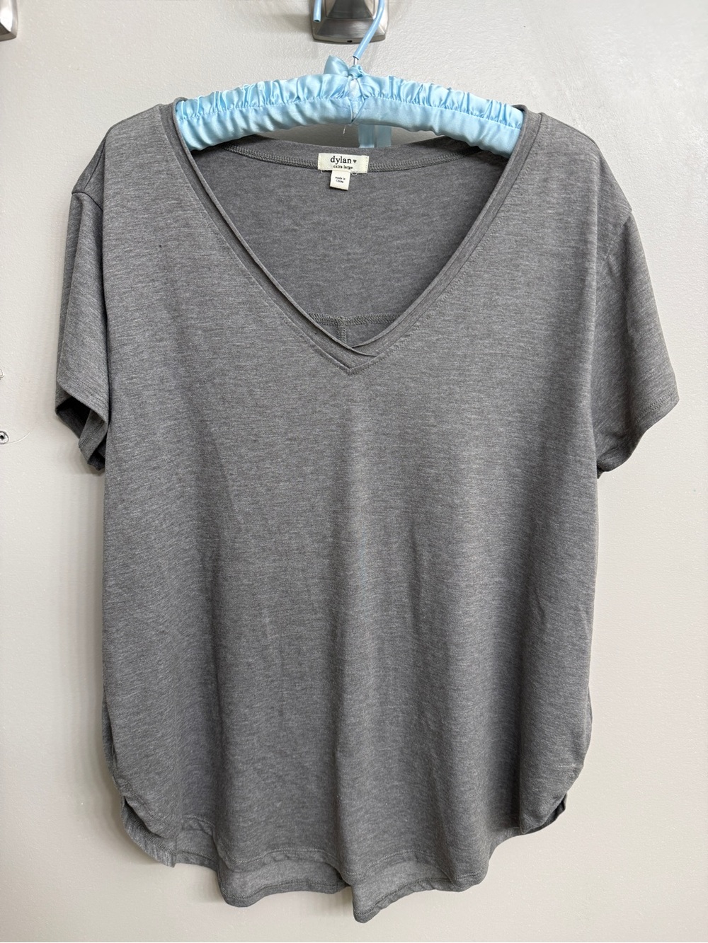 dylan gray V‑Neck Women’s Tee size XL